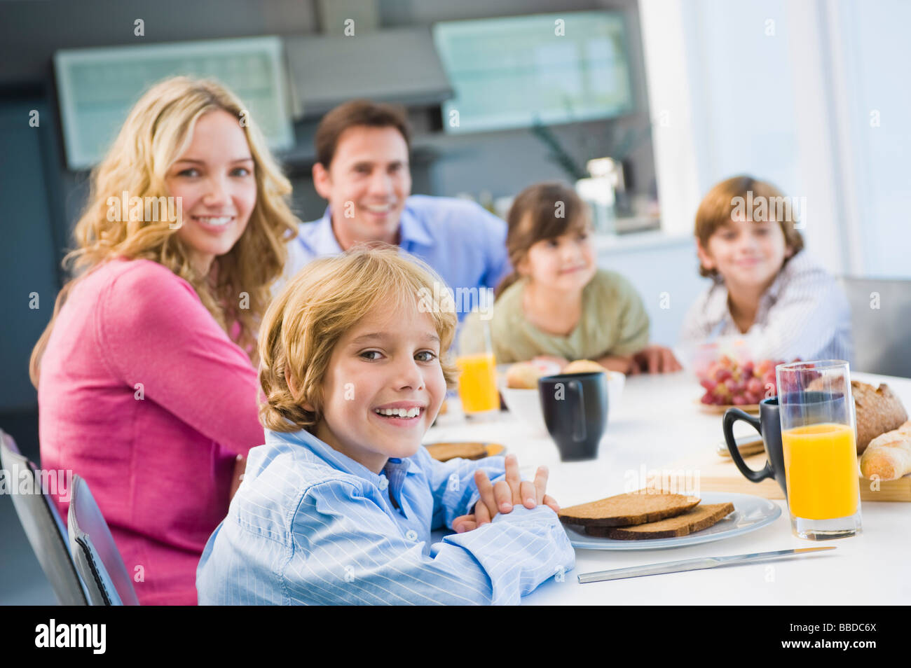 Portrait of a family having breakfast and smiling Stock Photo - Alamy