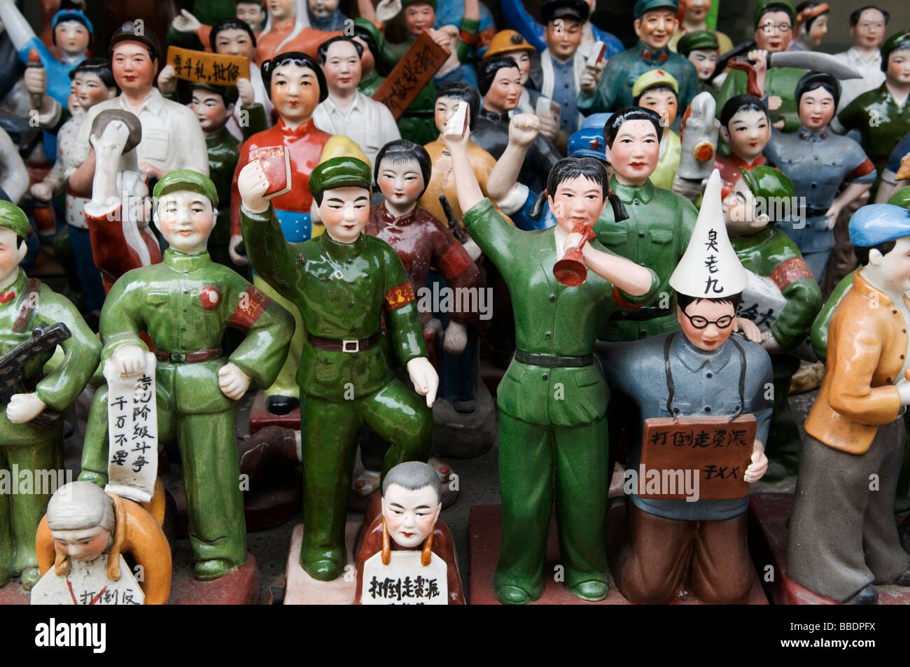 Ceramic statues of the Chinese cultural revolution in Dongtailu antique