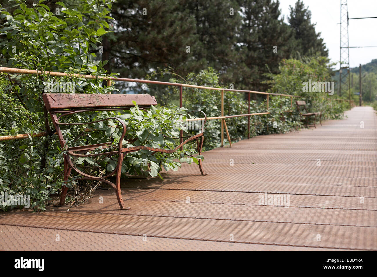 Broken down bench hi-res stock photography and images - Alamy