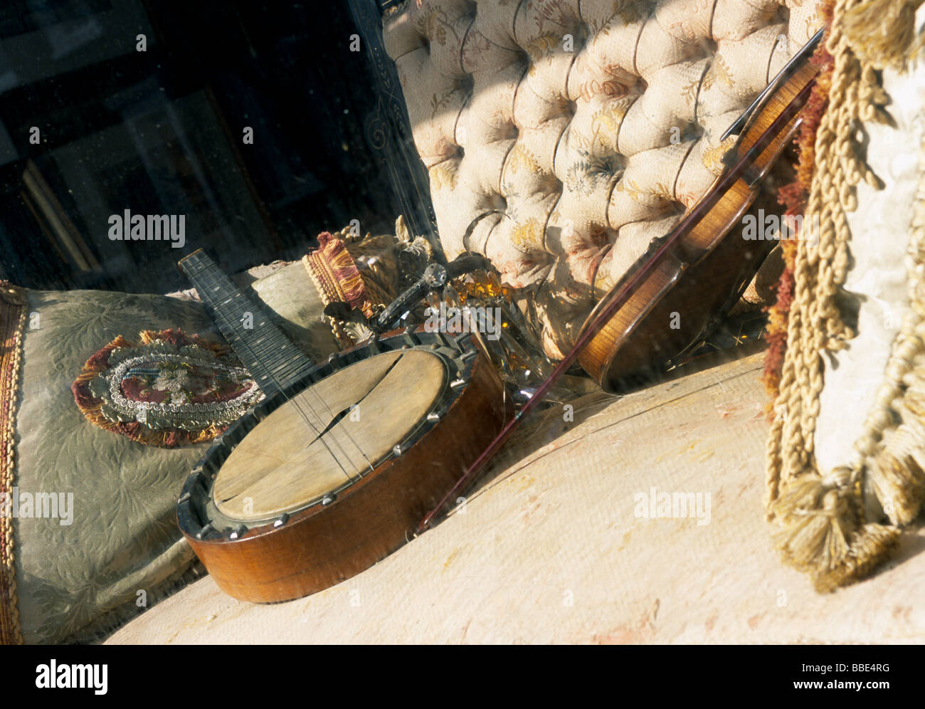 Banjo and violin,antique shop window Stock Photo Alamy