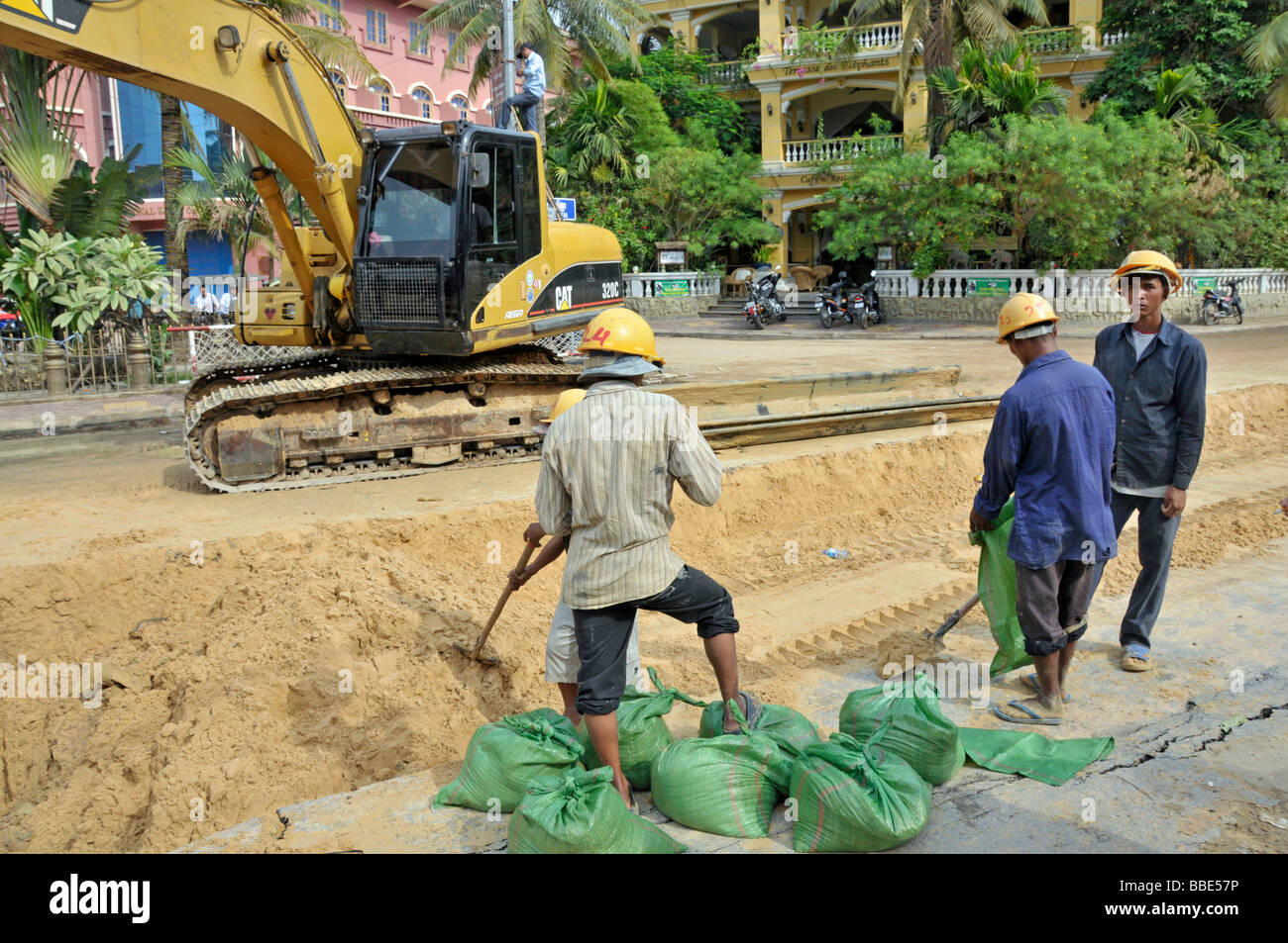 Removal of sheet pile walls, construction workers on a road building site in Siem Reap, Cambodia, Asia Stock Photo