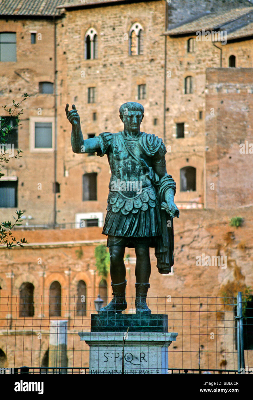 Bronze statue of Emperor Trajan, Trajan's markets, Via Alessandrina, Via dei Fori Imperiali, Rome, Lazio, Italy, Europe Stock Photo