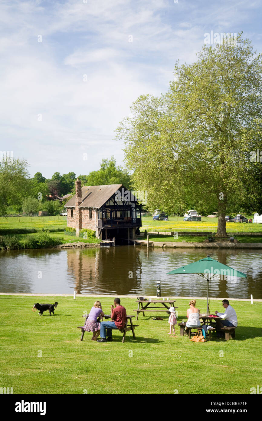 People enjoying a sunny day on the banks of the river Thames at Shillingford, Oxfordshire, UK Stock Photo