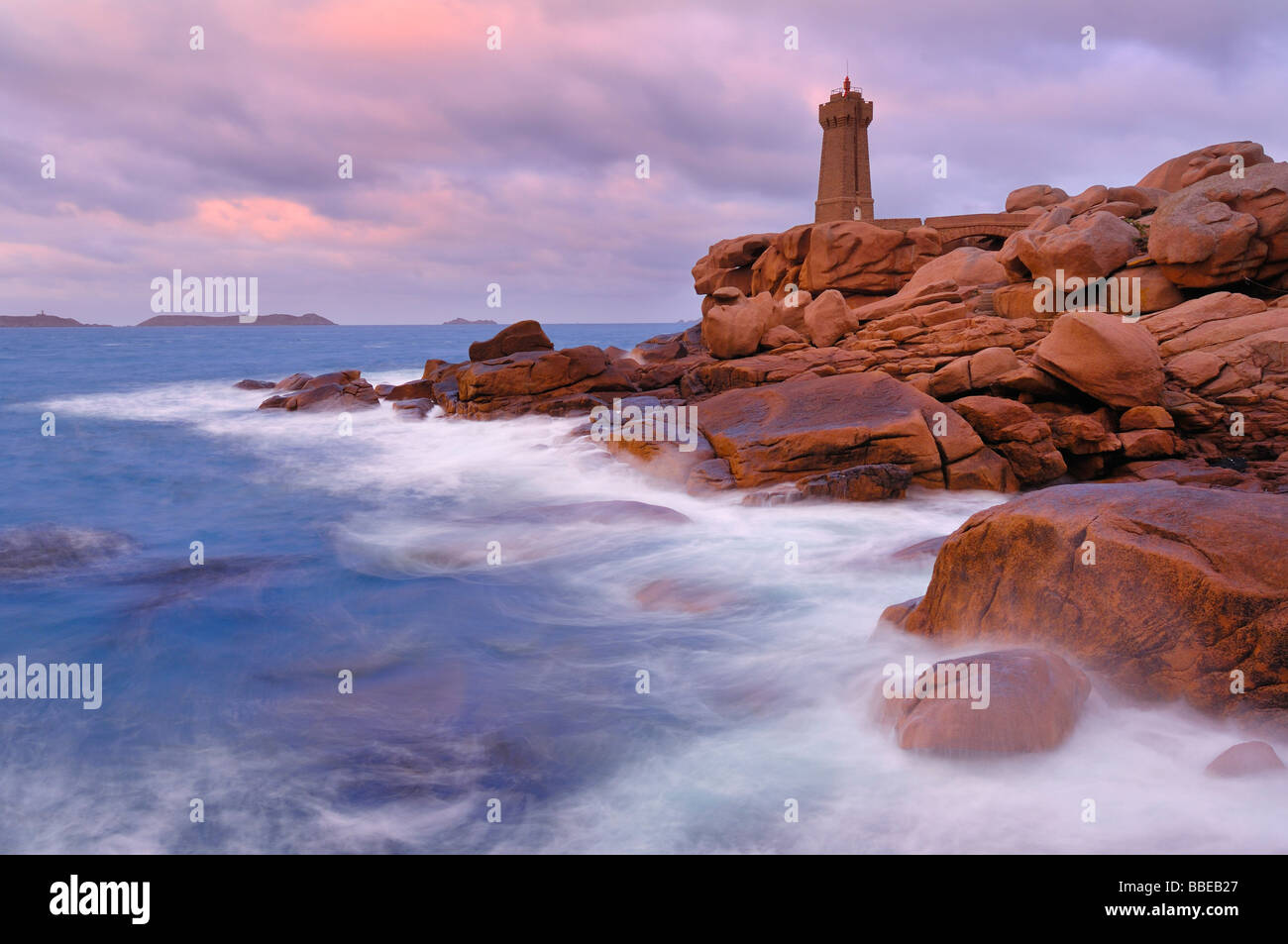 Mean-Ruz Lighthouse, Ploumanach, Cote De Granit Rose, Cotes-d'Armor, Brittany, France Stock Photo
