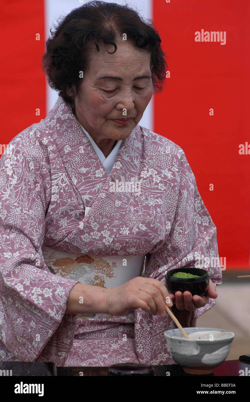 JAPAN Chiba Yokaichiba Licensed tea master Shikako Namba prepares green tea 'macha' at a tea ceremony Stock Photo