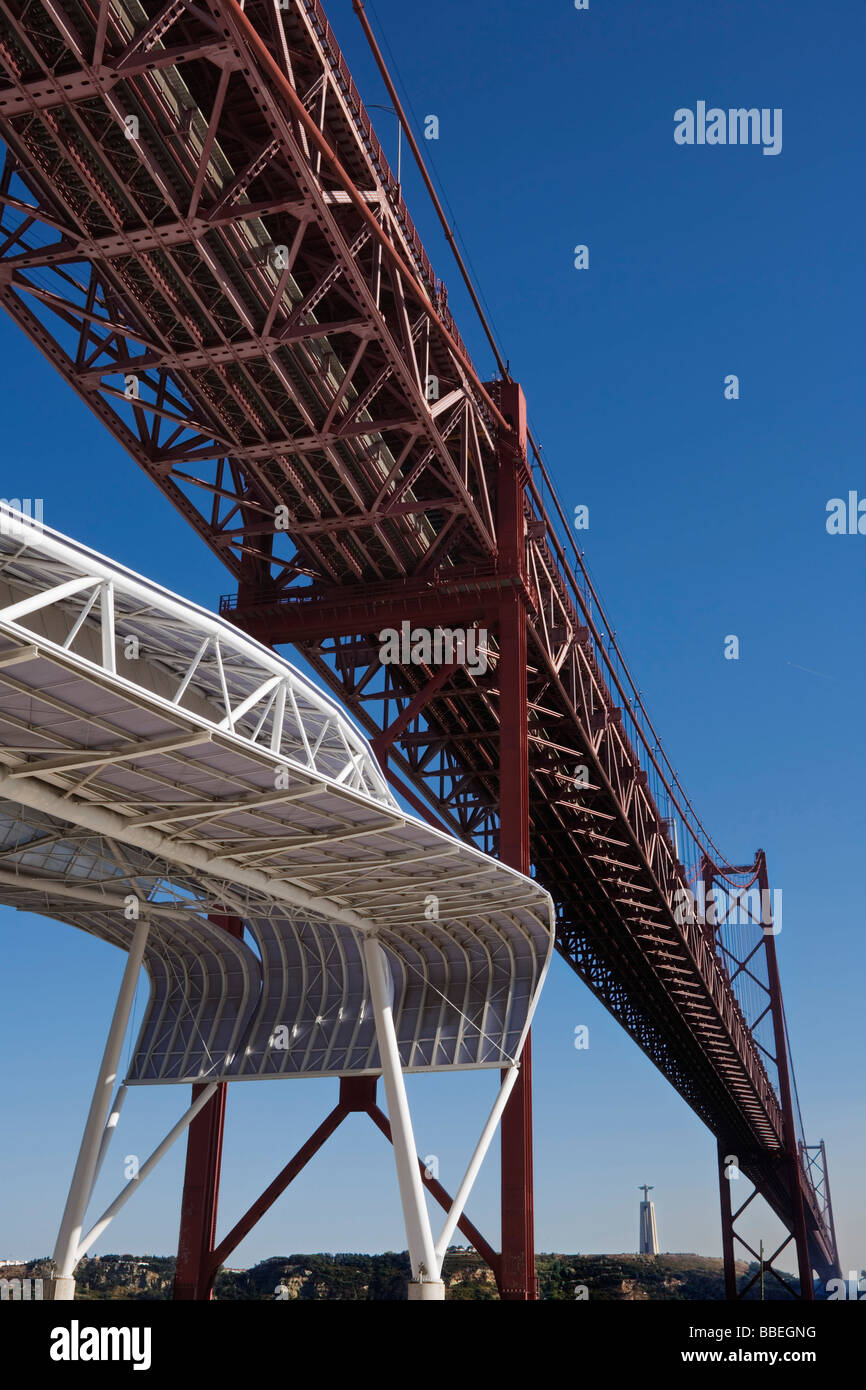 Clear sky over 25 de abril bridge hi-res stock photography and images ...