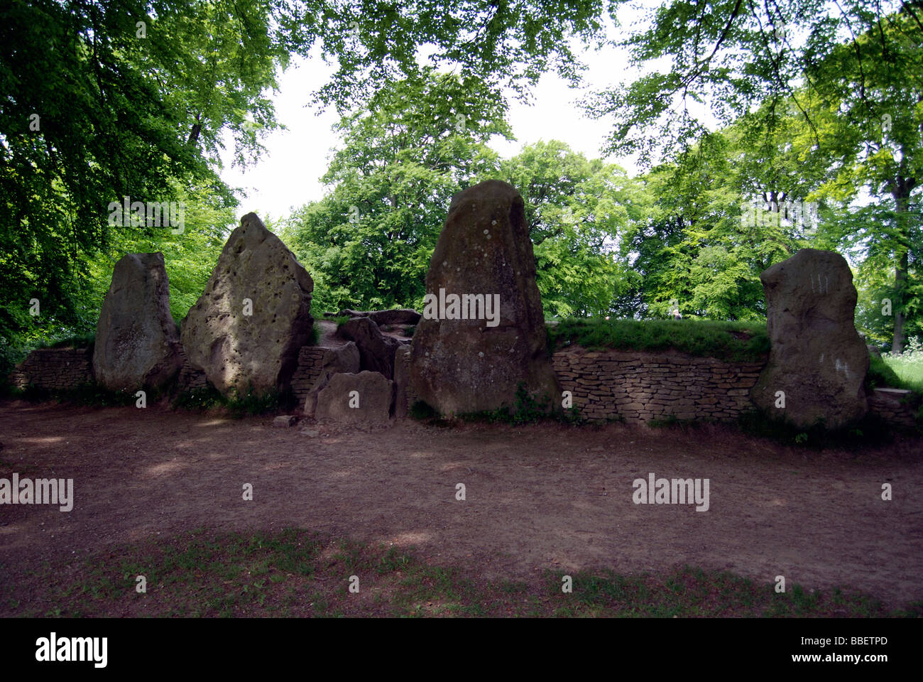 Waylands Smithy a neolithic long barrow tomb just a few yards from the Ridgeway path at Ashbury in Oxfordshire Stock Photo