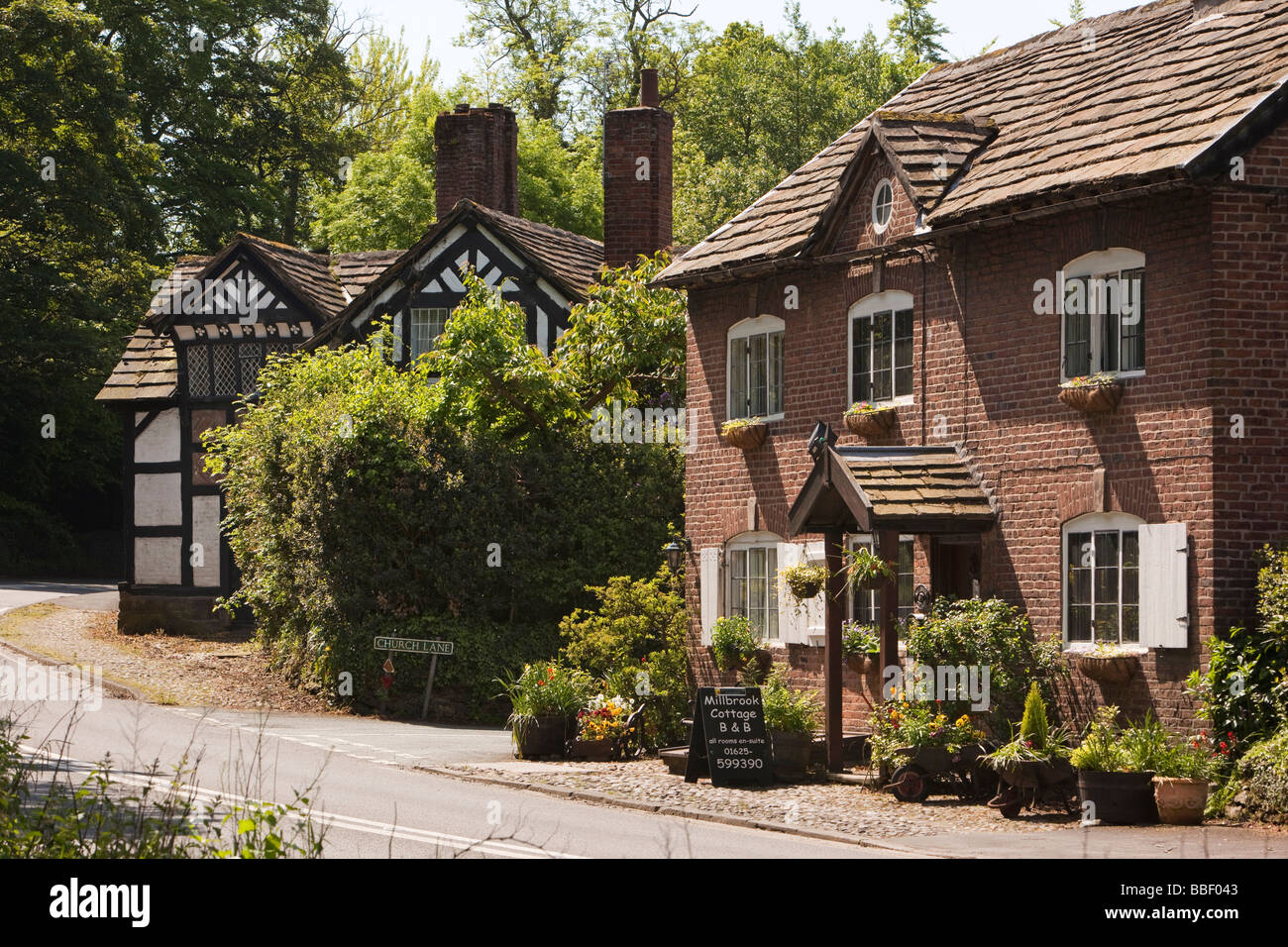 Family Outside House Uk Village Stock Photos Family Outside