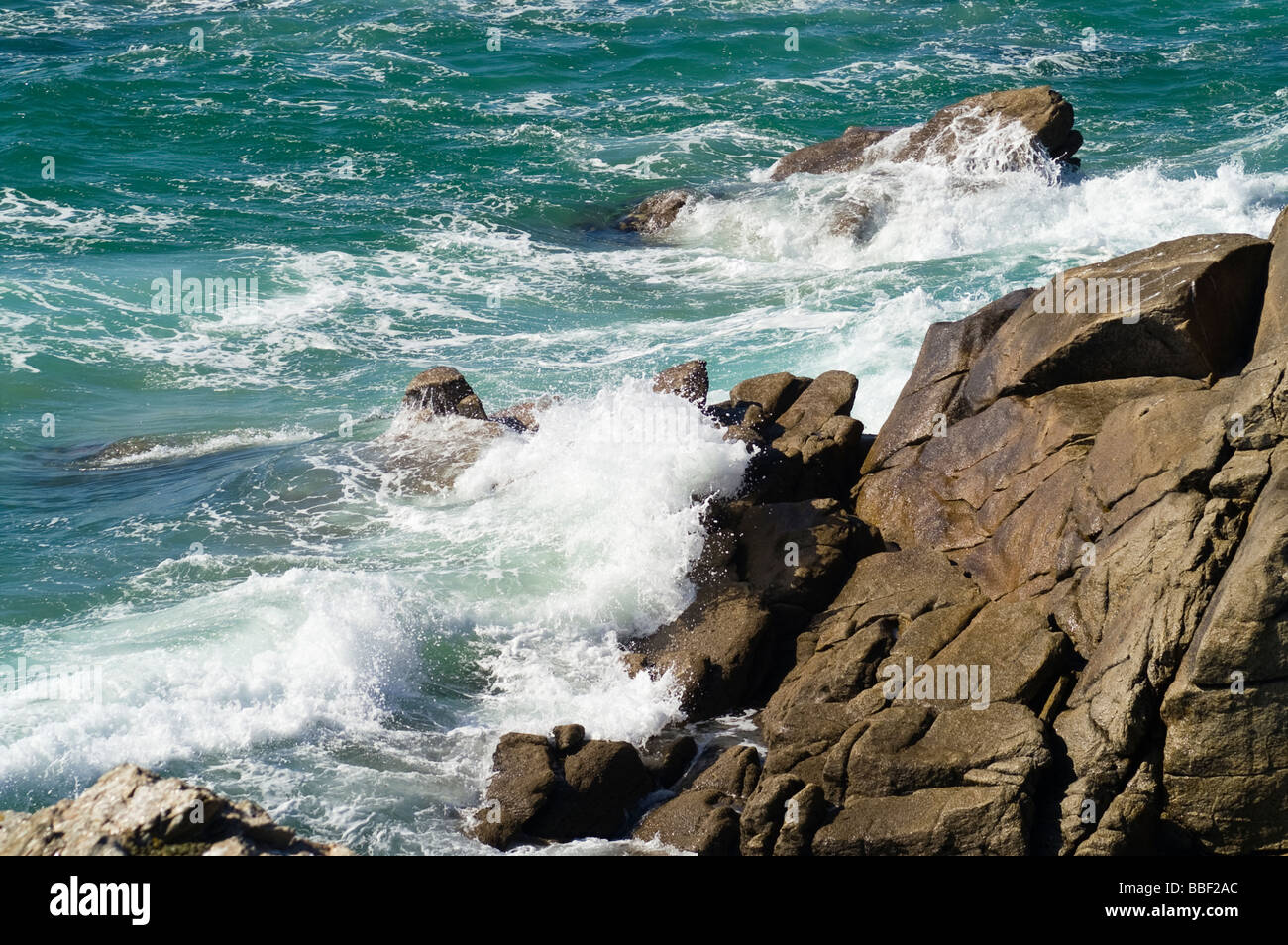 Ocean waves on rock shore hi-res stock photography and images - Alamy