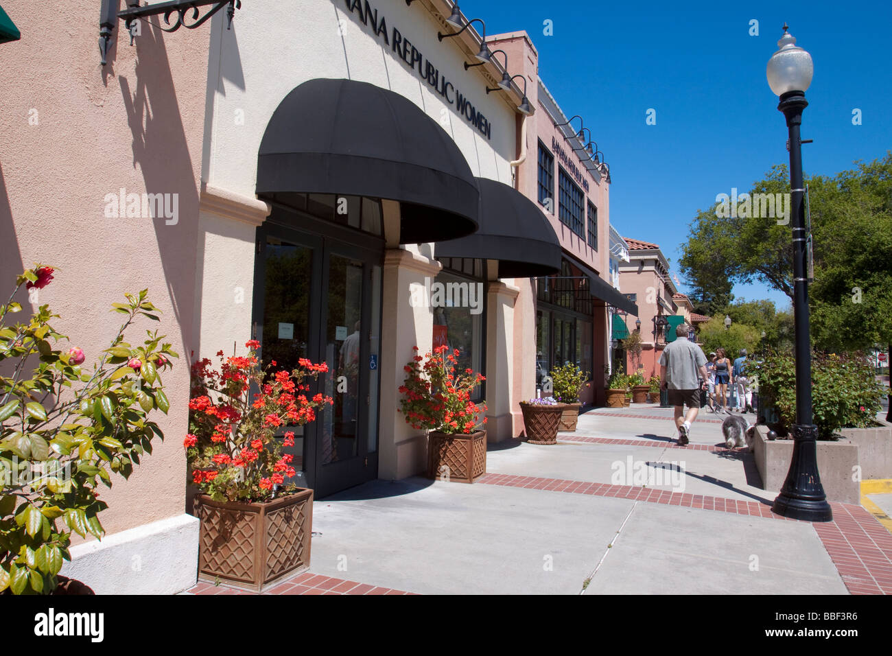 Street scene with upscales stores in shopping district of downtown Los