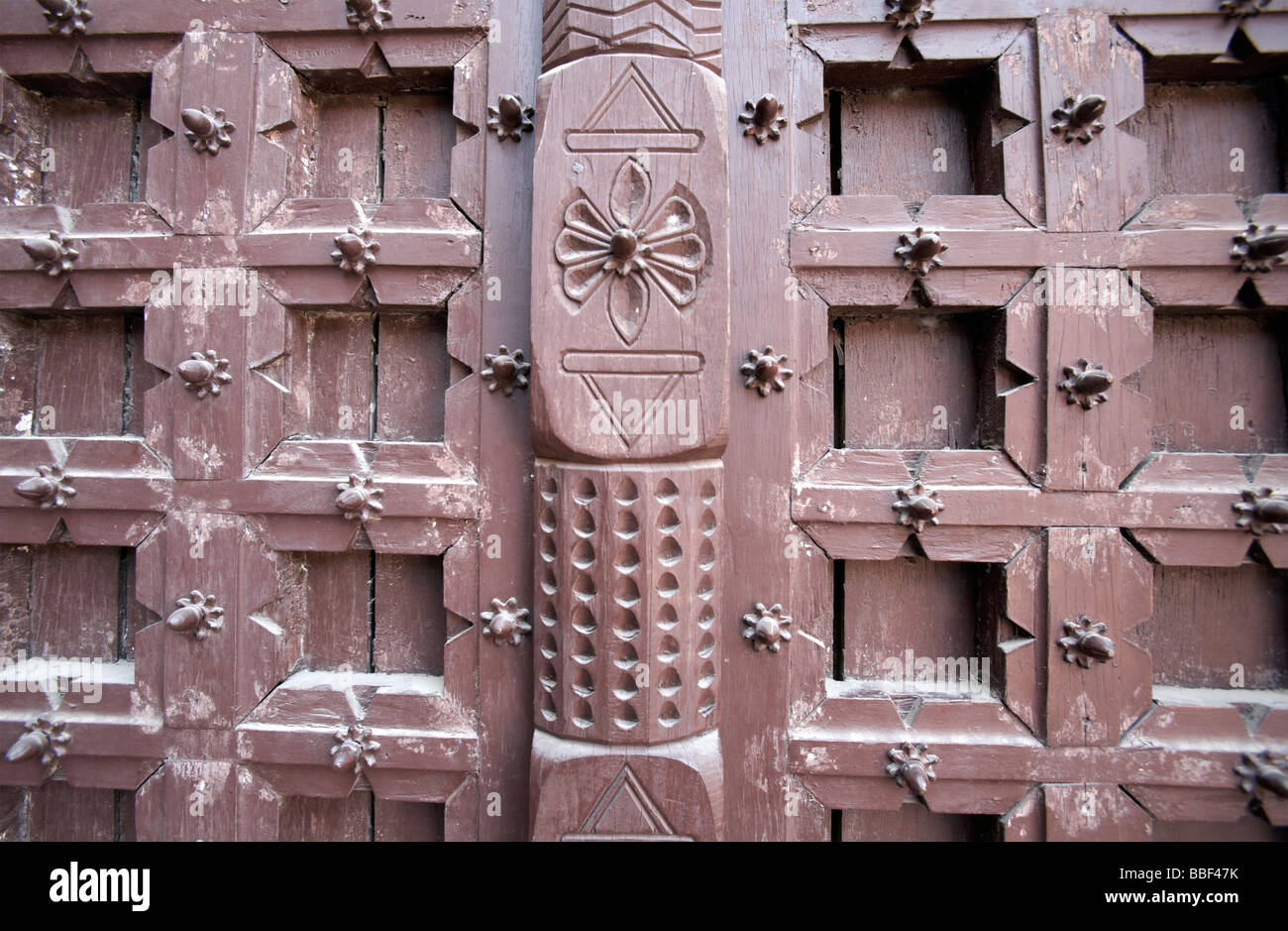 Wooden door at agra fort hi-res stock photography and images - Alamy