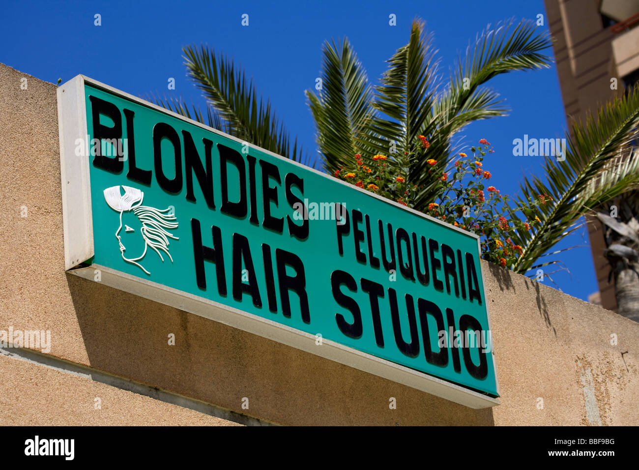 Different language shop sign hires stock photography and images Alamy