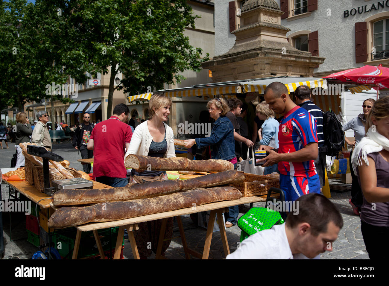 Man buying a 2 meter long loaf of fresh bread at the Saturday Market  Neuchatel Switzerland by Charles Lupica Stock Photo - Alamy