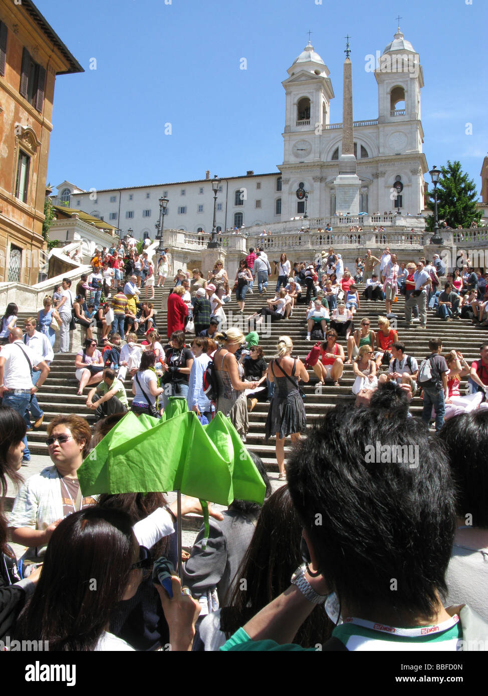 crowd of tourists by the spanish steps in rome Stock Photo - Alamy