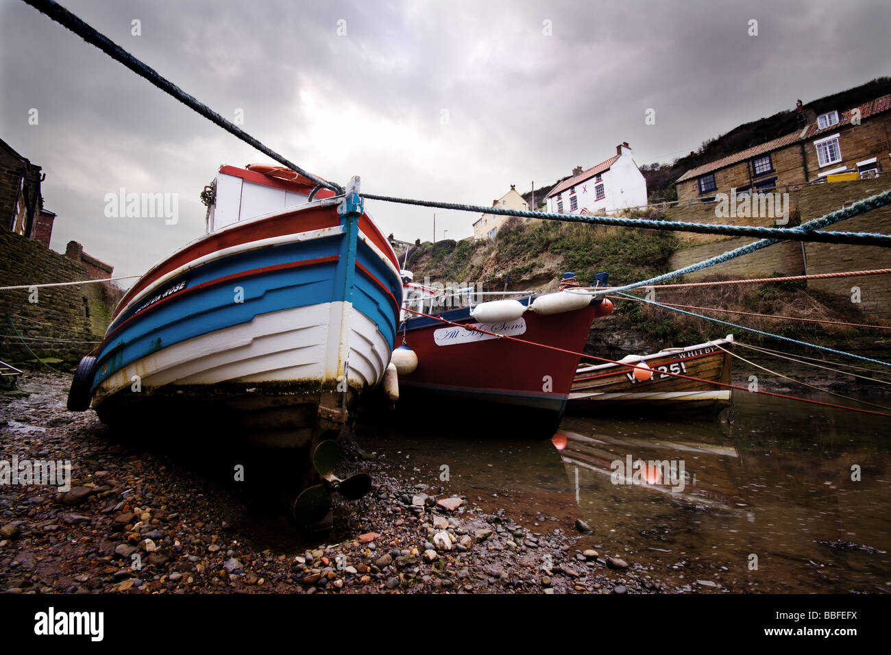 Fishing boats low tide staithes hi-res stock photography and images - Alamy