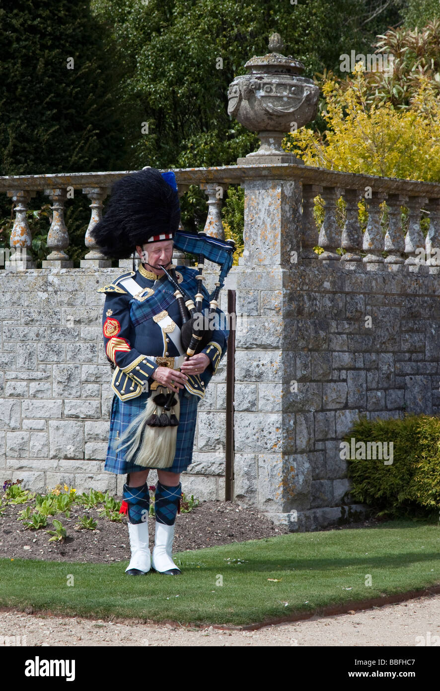 Regiment playing bagpipes scottish hires stock photography and images