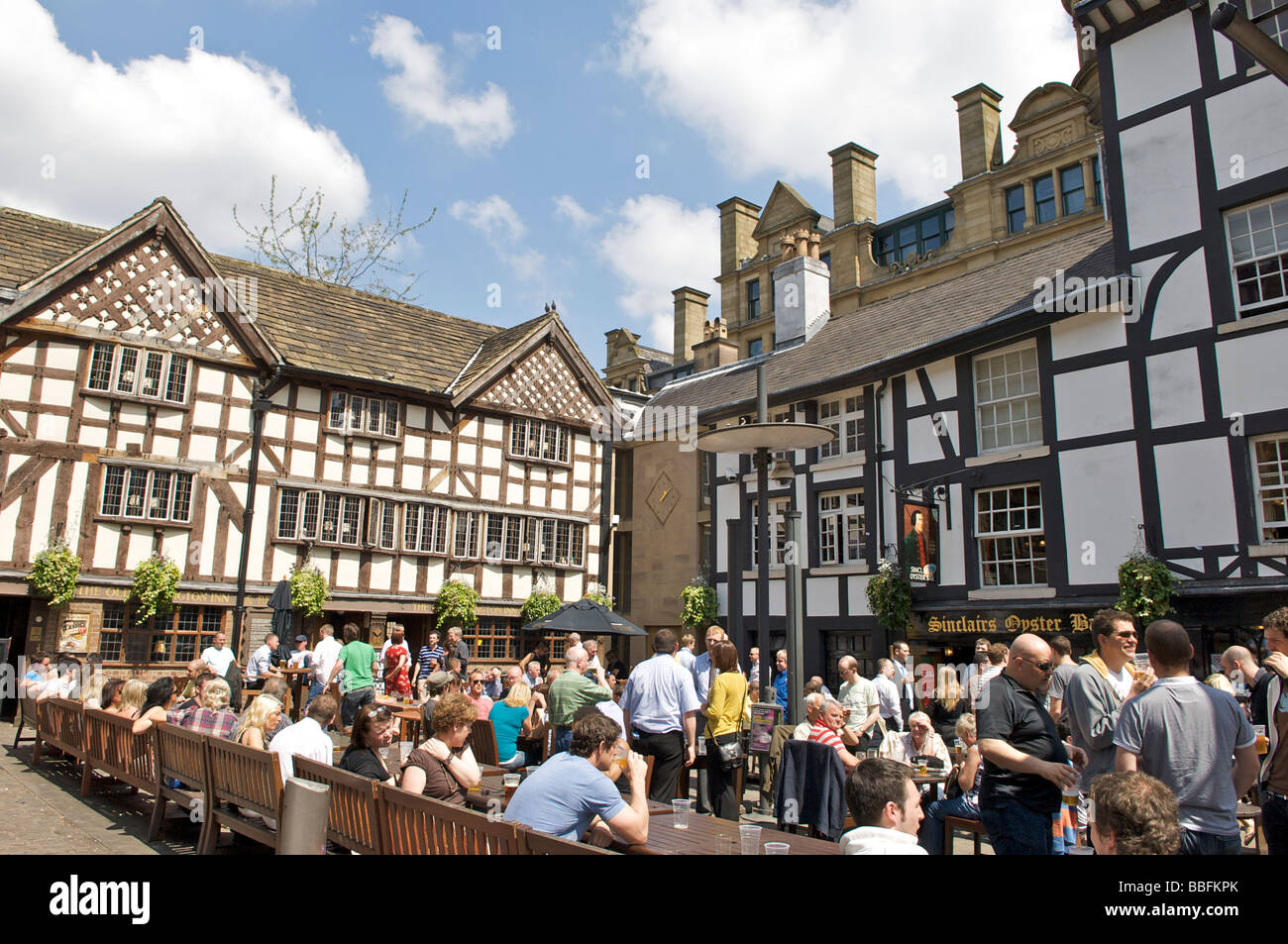 Lunchtime crowds in the beer garden of Sinclairs Oyster Bar and the Old Wellington pub in Manchester City centre Stock Photo