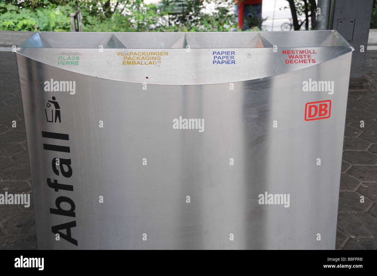 Sieben große weiße Plastik Säcke Müll hängen an Geländer, Warten auf  Sammlung auf einer modernen Wohnanlage Stockfotografie - Alamy