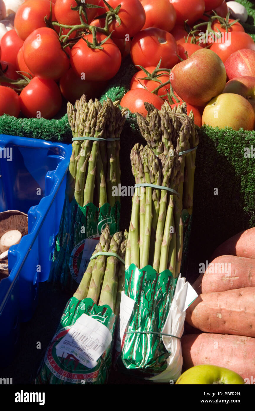 fresh fruit and veg vegetable asparagus spears vegetables healthy eating eat crisp crispy taste tasty delicacy market markets st Stock Photo