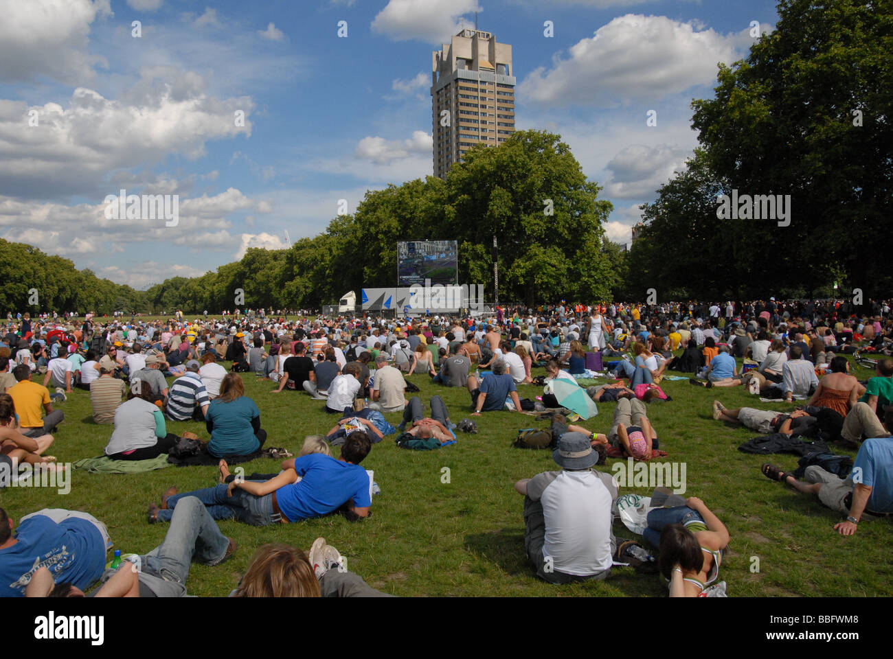 Crowd watches the big screen in Regents park 2007 Tour de France London time trial Stock Photo