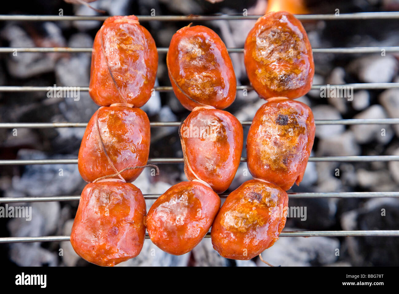 Chorizos en una Barbacoa Sausage in a BBQ Stock Photo Alamy