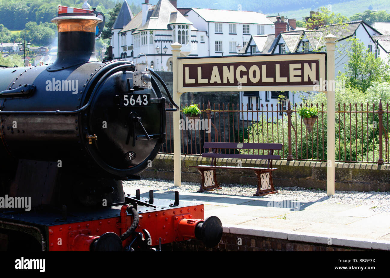 Steam train entering Llangollen Railway Station Stock Photo Alamy