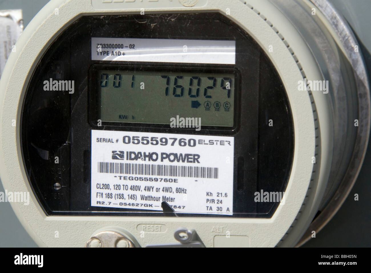 Digital eletricity meter displays use and rate of consumption to ...