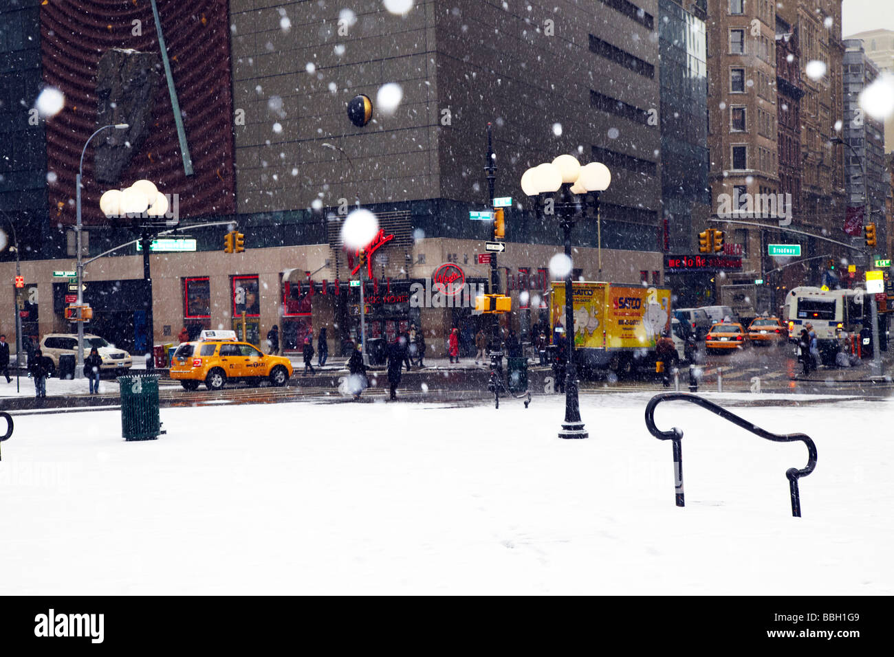 Snow streets scene new york hi-res stock photography and images - Alamy