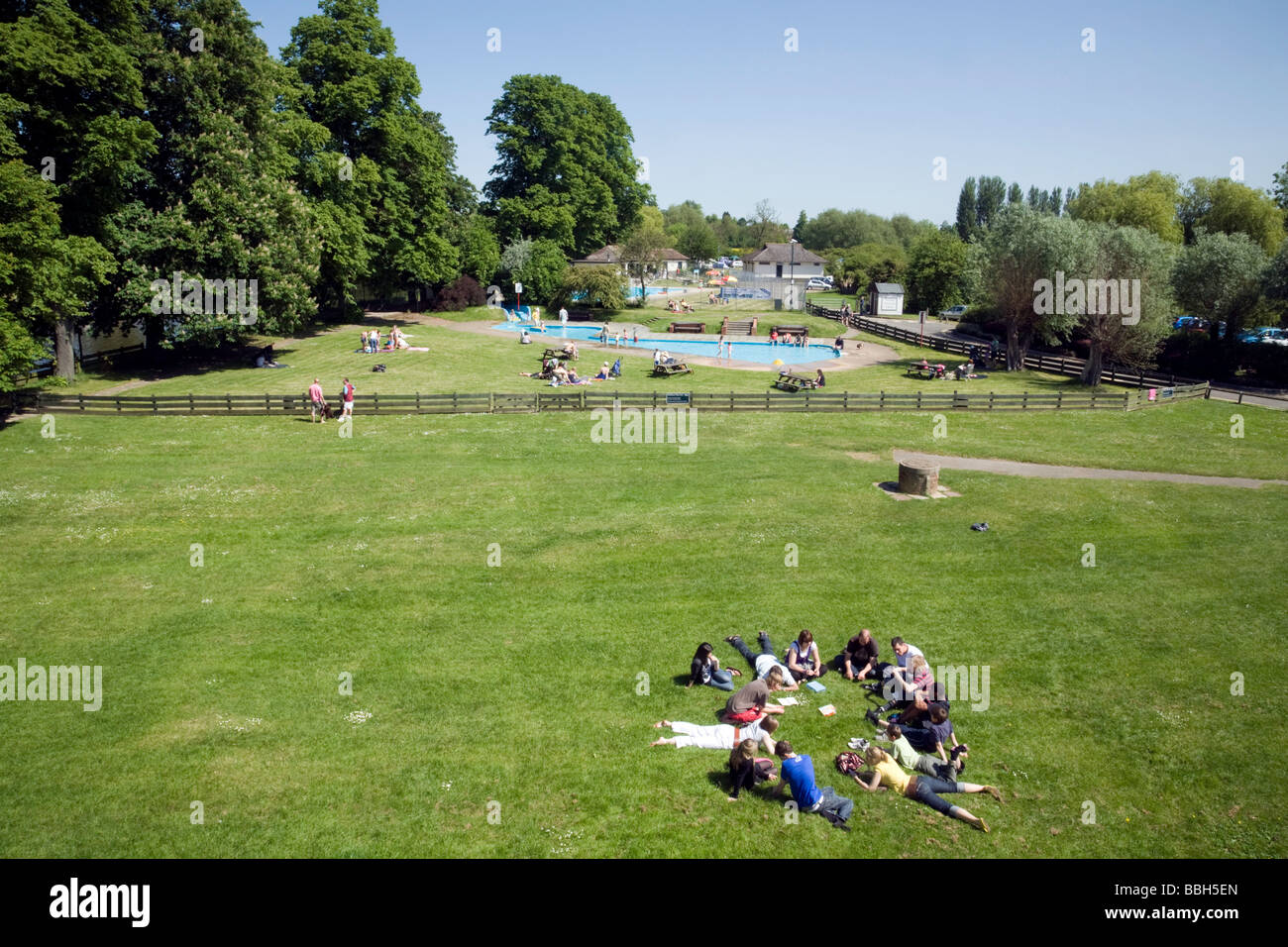 Park UK; Families enjoying the sunshine in the park, Wallingford, Oxfordshire, UK; example of UK lifestyle Stock Photo