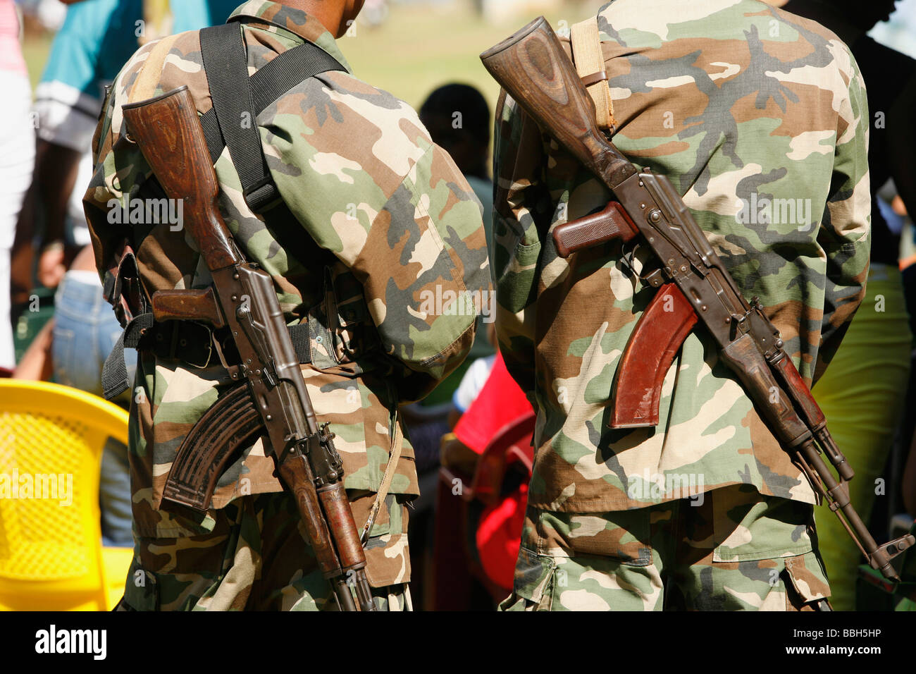 Tasbapauni, Nicaragua; Guns strapped to soldiers backs Stock Photo Alamy