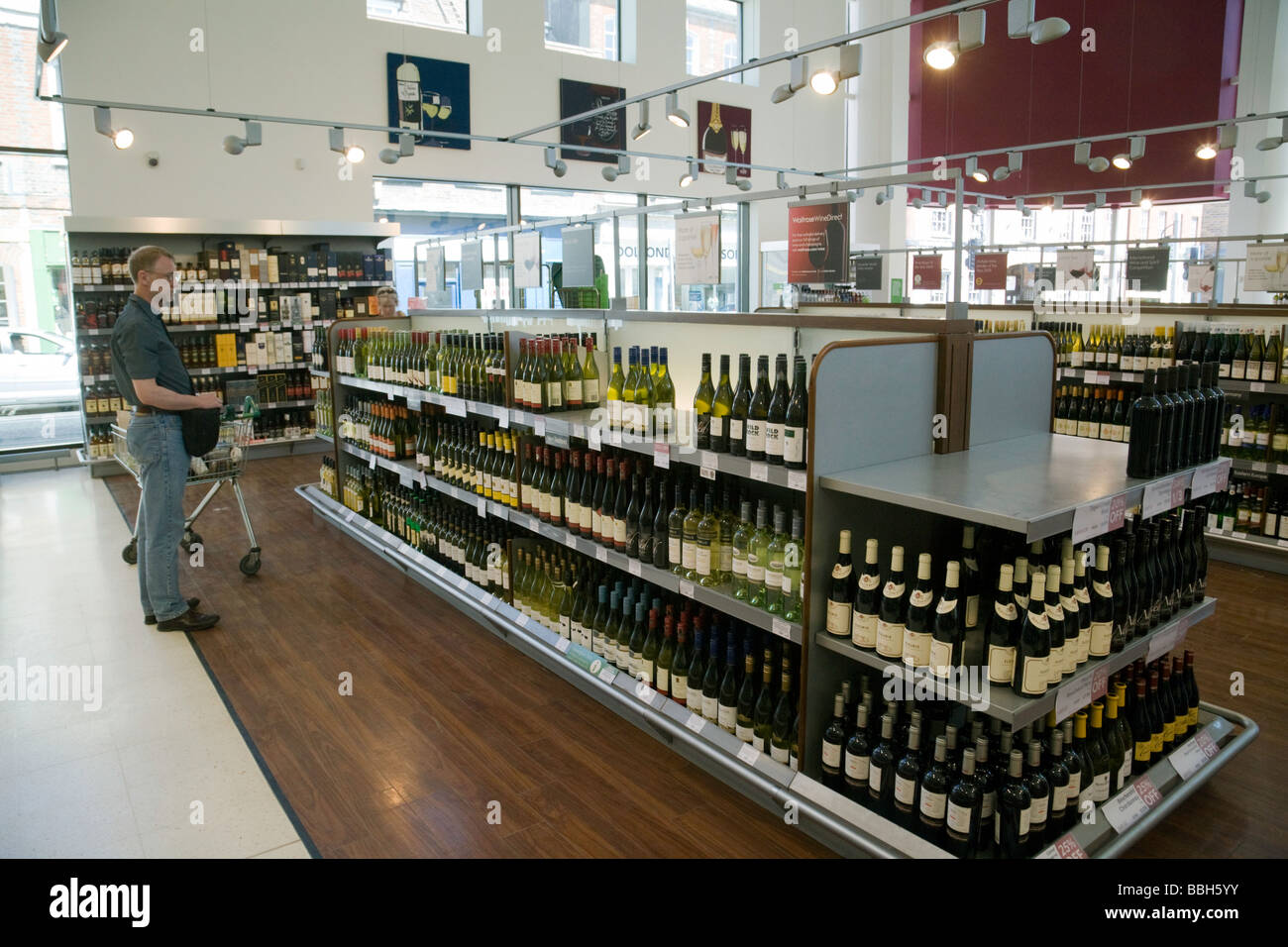 A man buying wine in a waitrose supermarket at Wallingford, Oxfordshire, UK Stock Photo