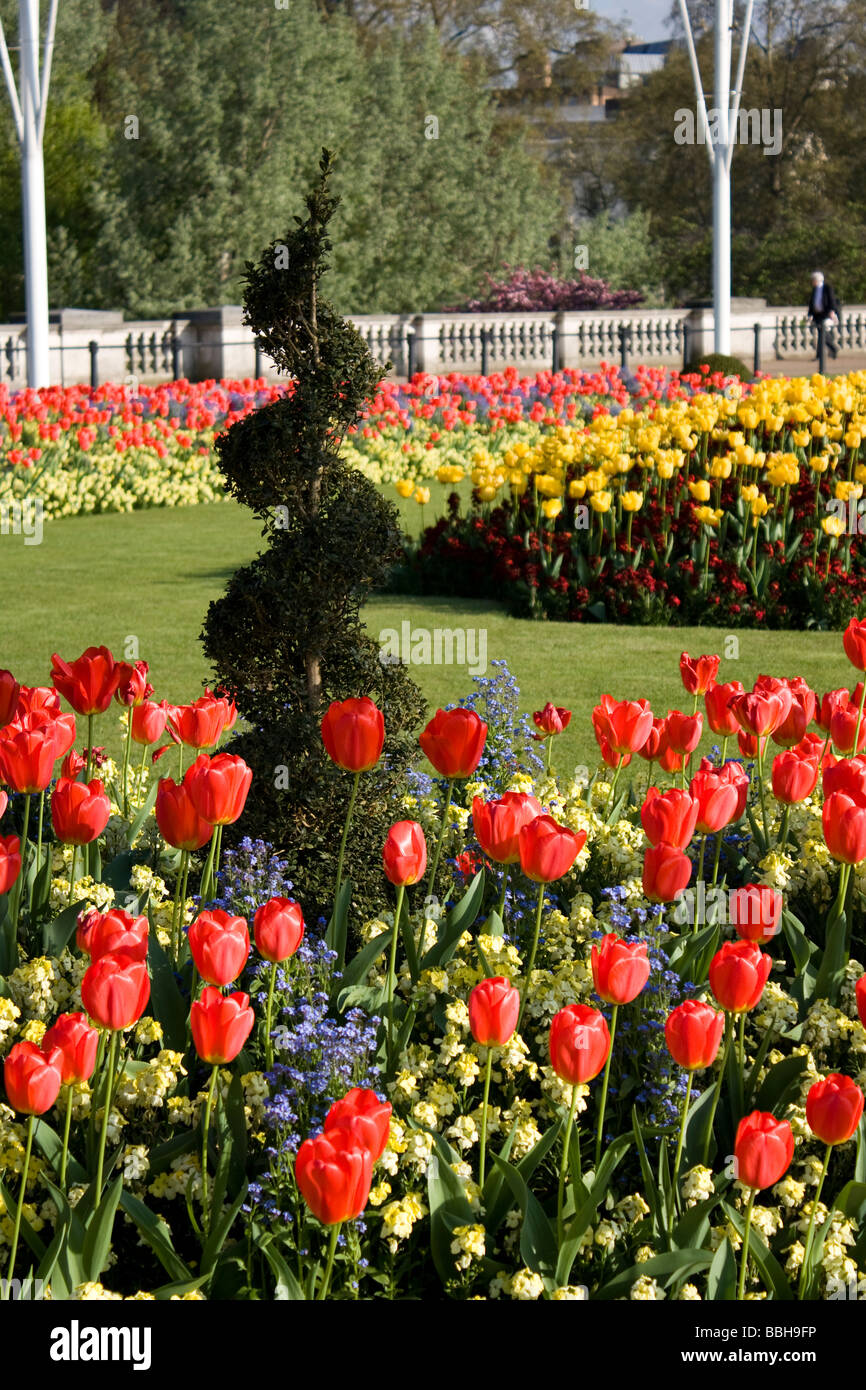 Flower gardens outside Buckingham Palace Stock Photo Alamy