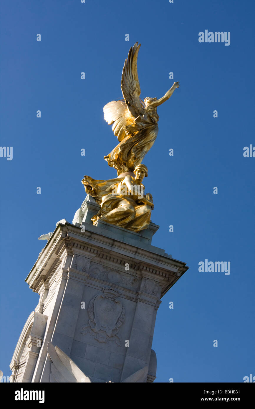 Statue outside buckingham palace hires stock photography and images