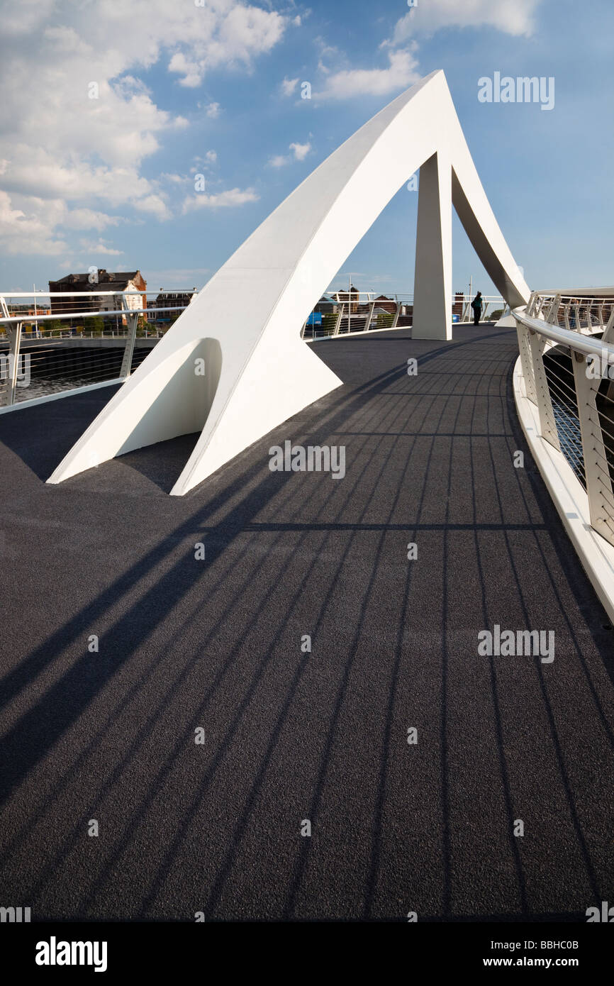 Footbridge known as the Squiggly bridge across river Clyde from the Broomielaw to Tradeston Glasgow Scotland Stock Photo