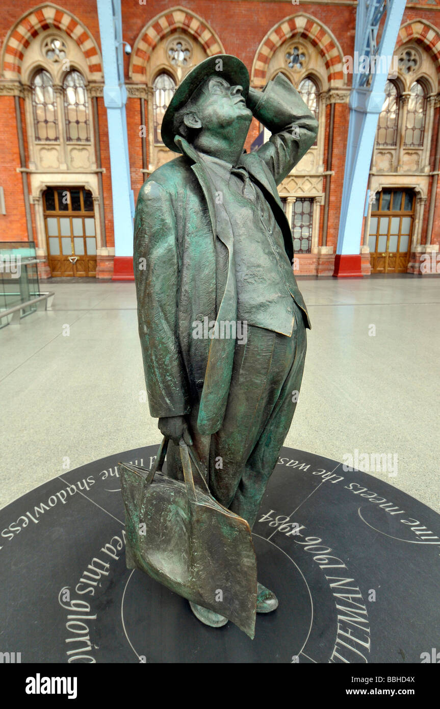 Statue of Sir John Betjeman, St Pancras Train Station, London, Britain, UK Stock Photo