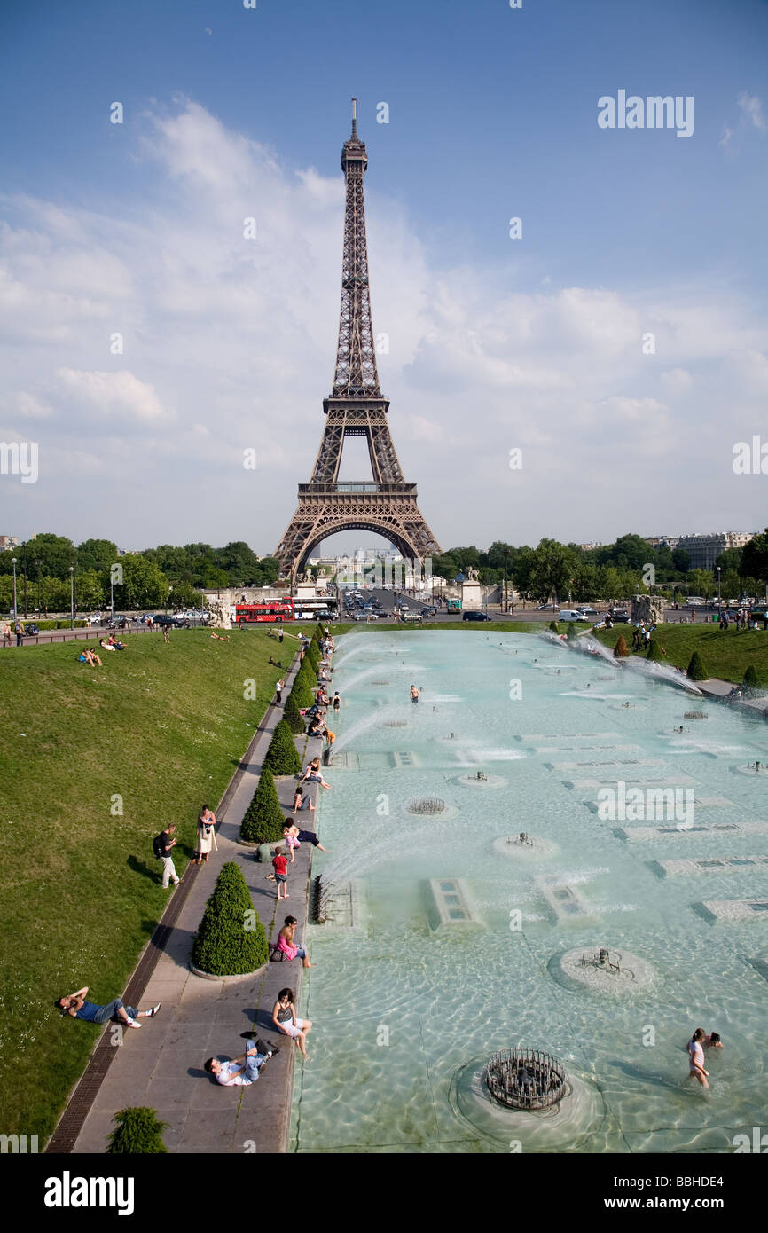 Eiffel tower top deck hi-res stock photography and images - Alamy