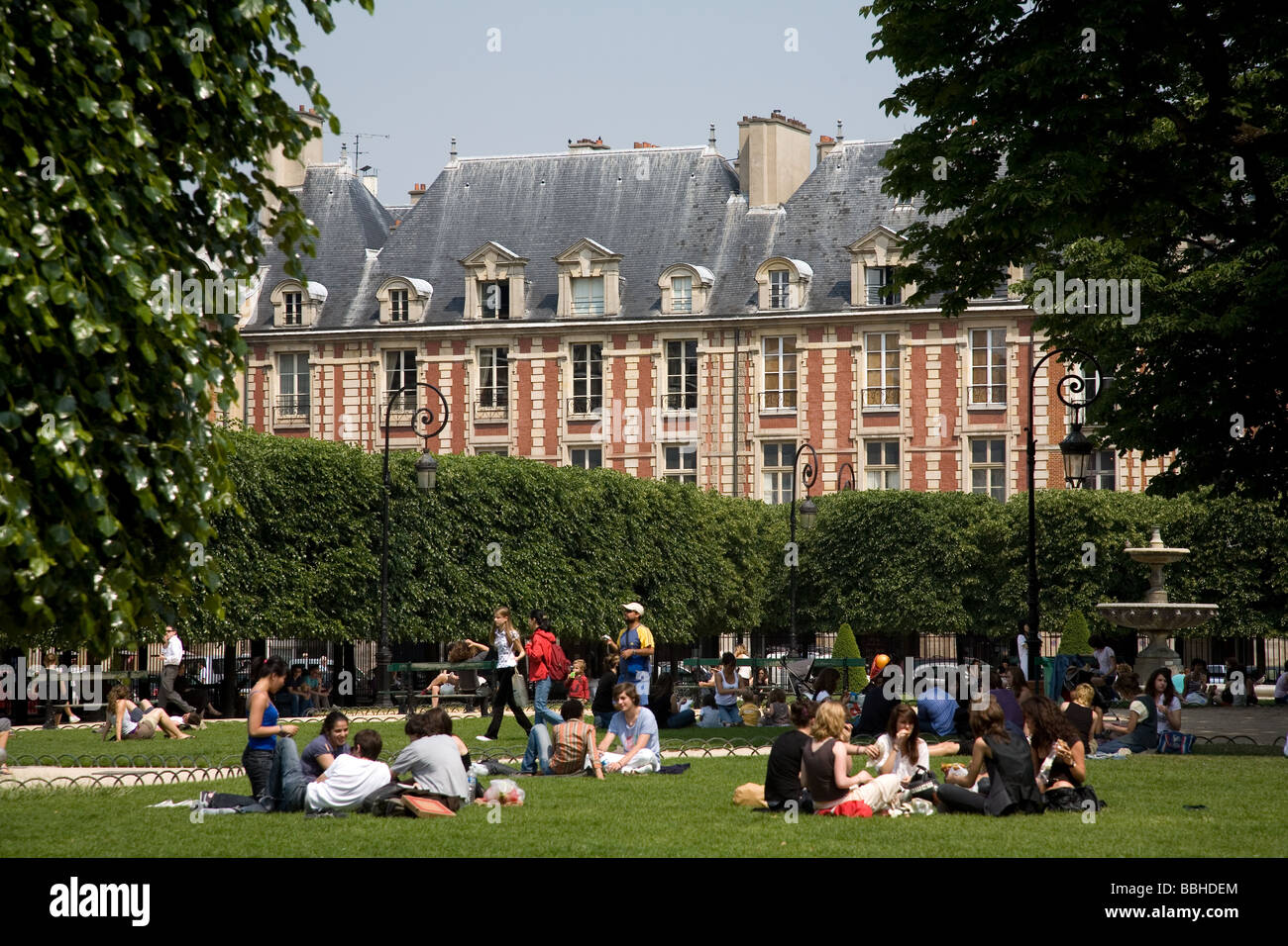 Lunchtime crowds in Square Louis XIII in Place des Vosges in Paris France Stock Photo