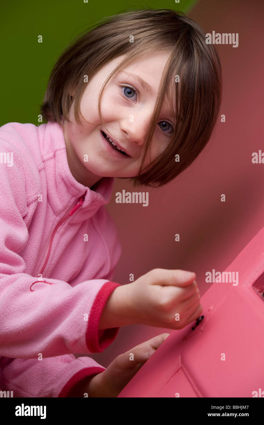 Portrait d'une petite fille surprise et permanent pointant deux doigts loin  à copie espace isolé sur fond blanc Photo Stock - Alamy