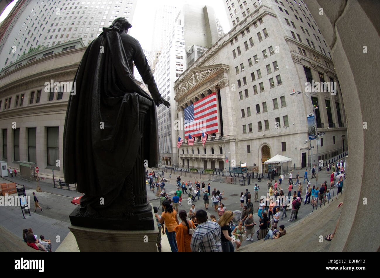 The New York Stock Exchange seen from behind the statue of George ...