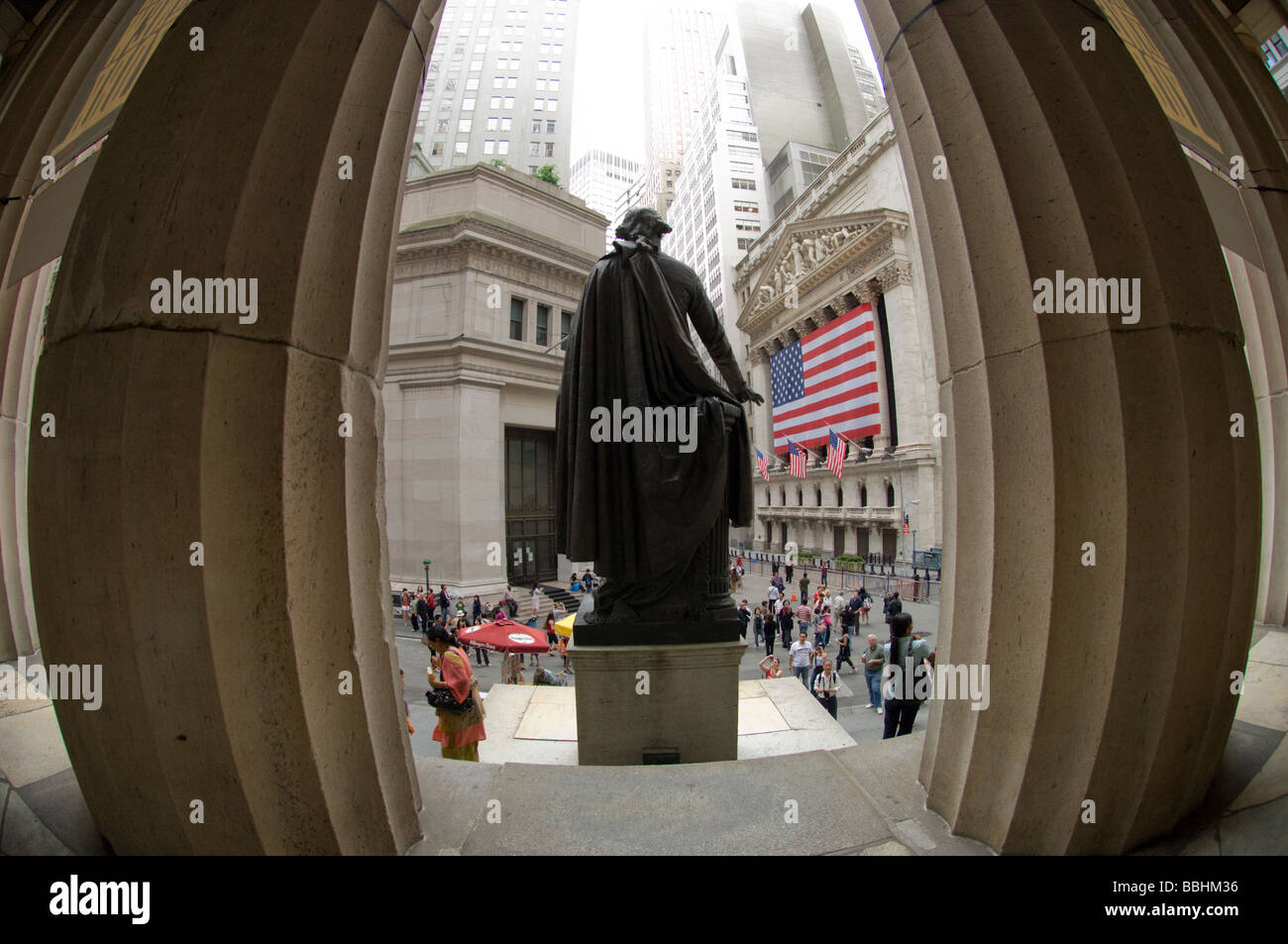 The New York Stock Exchange seen from behind the statue of George ...