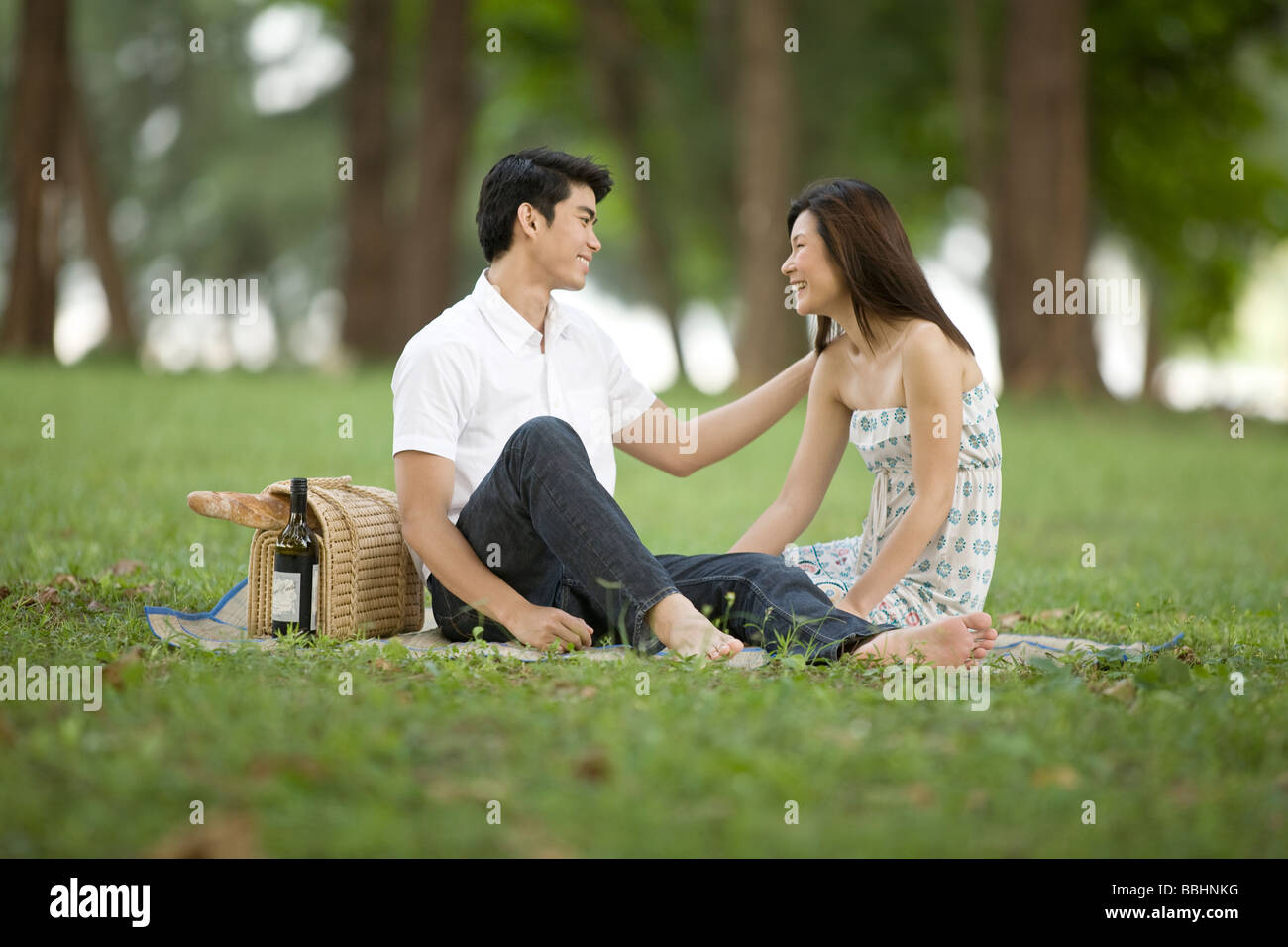 Young couple having picnic in the park Stock Photo - Alamy