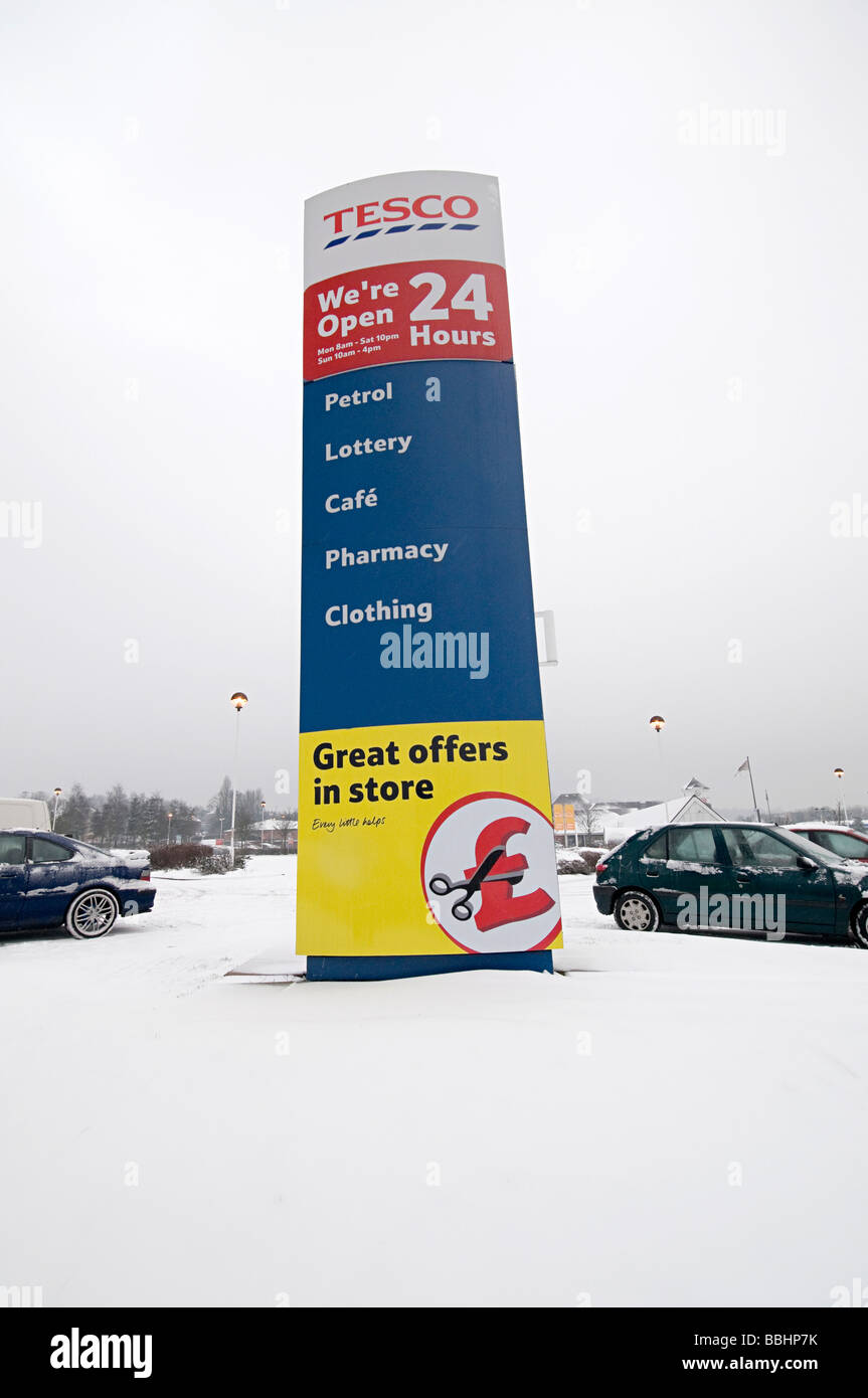 Tescos Dudley supermarket sign showing services in the cold snow Stock Photo