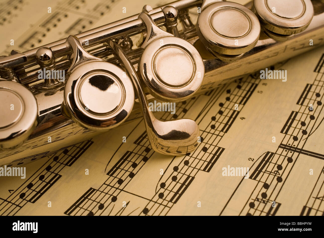 detalle de flauta sobre partitura Stock Photo