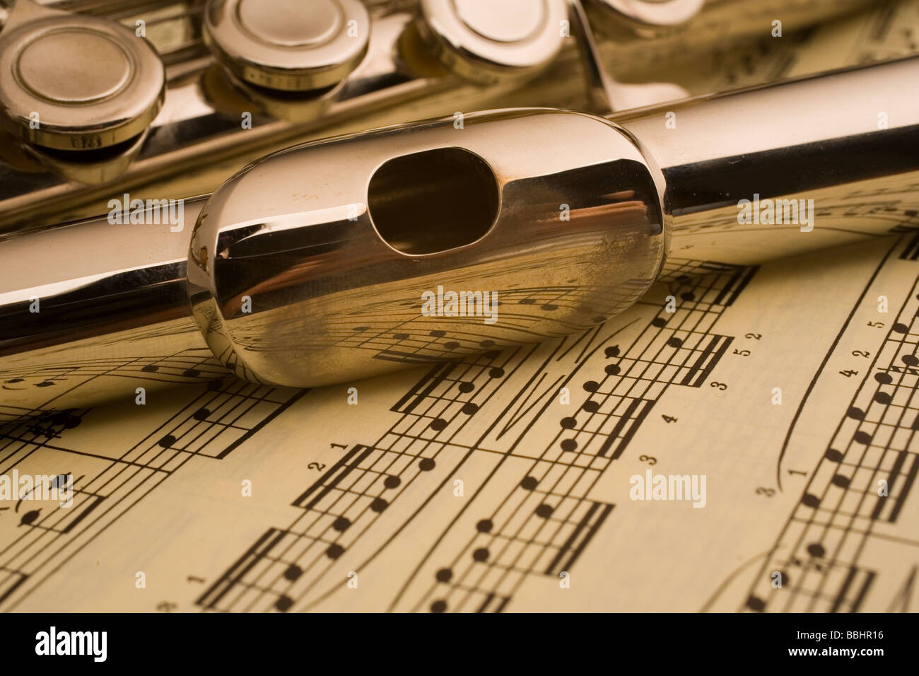 detalle de flauta sobre partitura Stock Photo