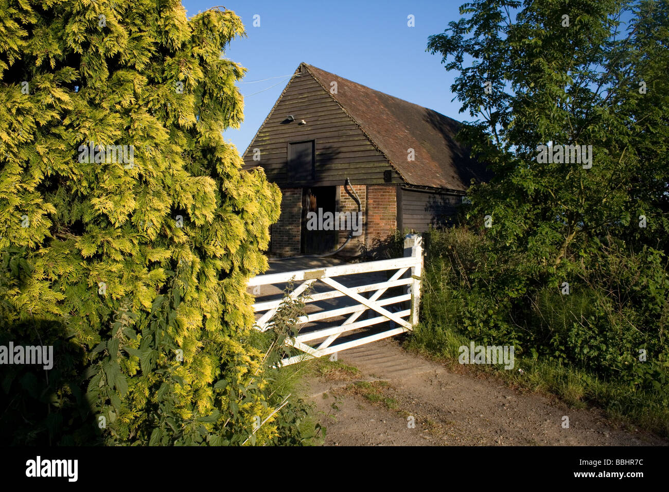 Barn and gates Kent countryside England Stock Photo