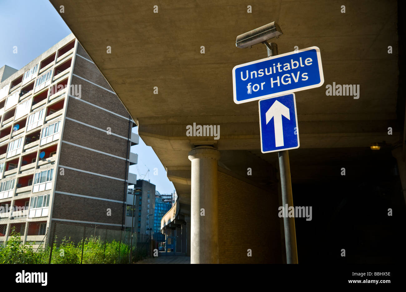 Inner City road sign 'Unsuitable for HGVs' in narrow busy urban environment with apartment blocks and office buildings behind Stock Photo