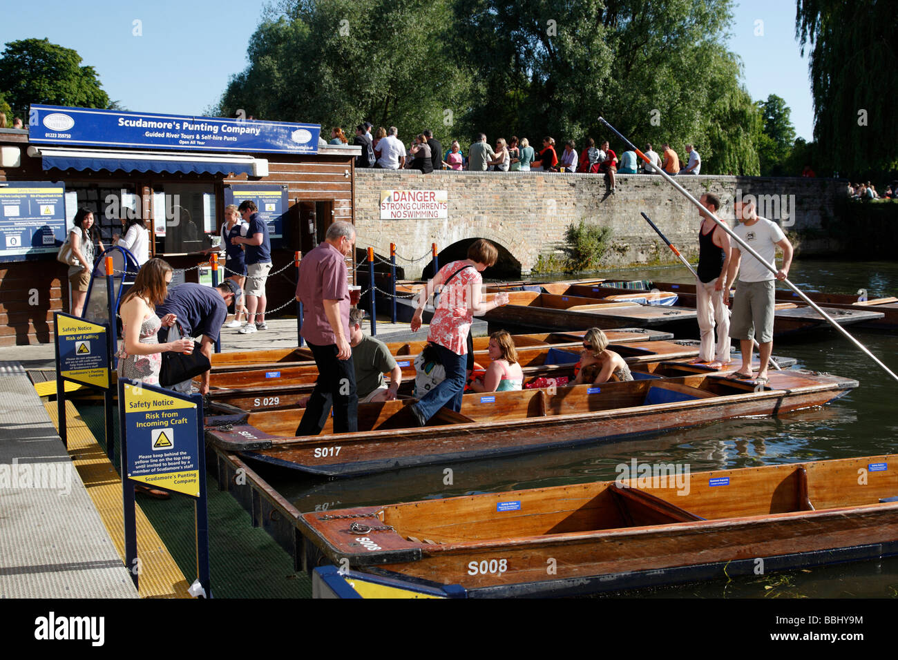 people hiring punts on the river cam in an area known as the mill pond near granta place cambridge uk Stock Photo