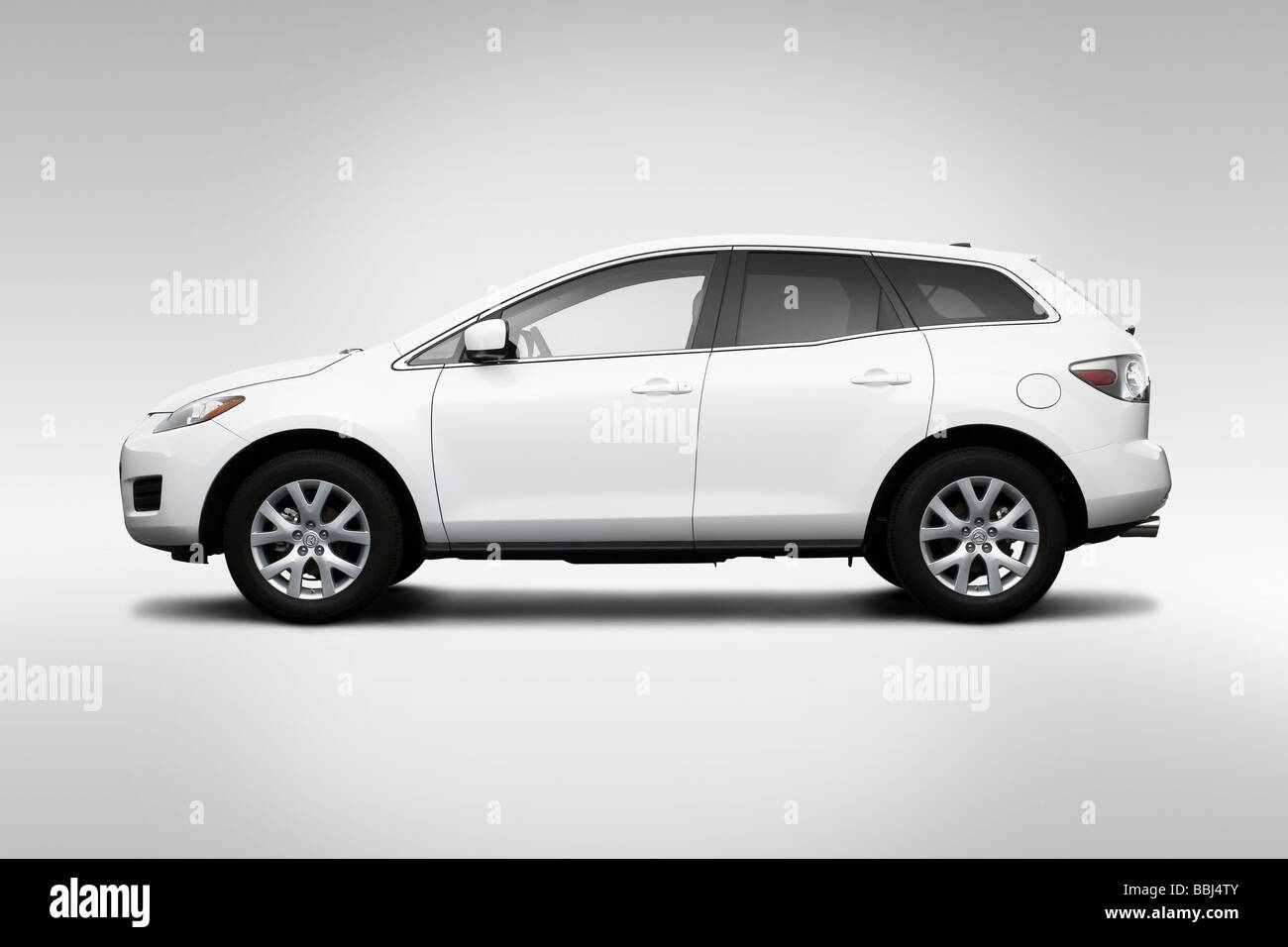 09 Mazda Cx 7 Touring In White Drivers Side Profile Stock Photo Alamy