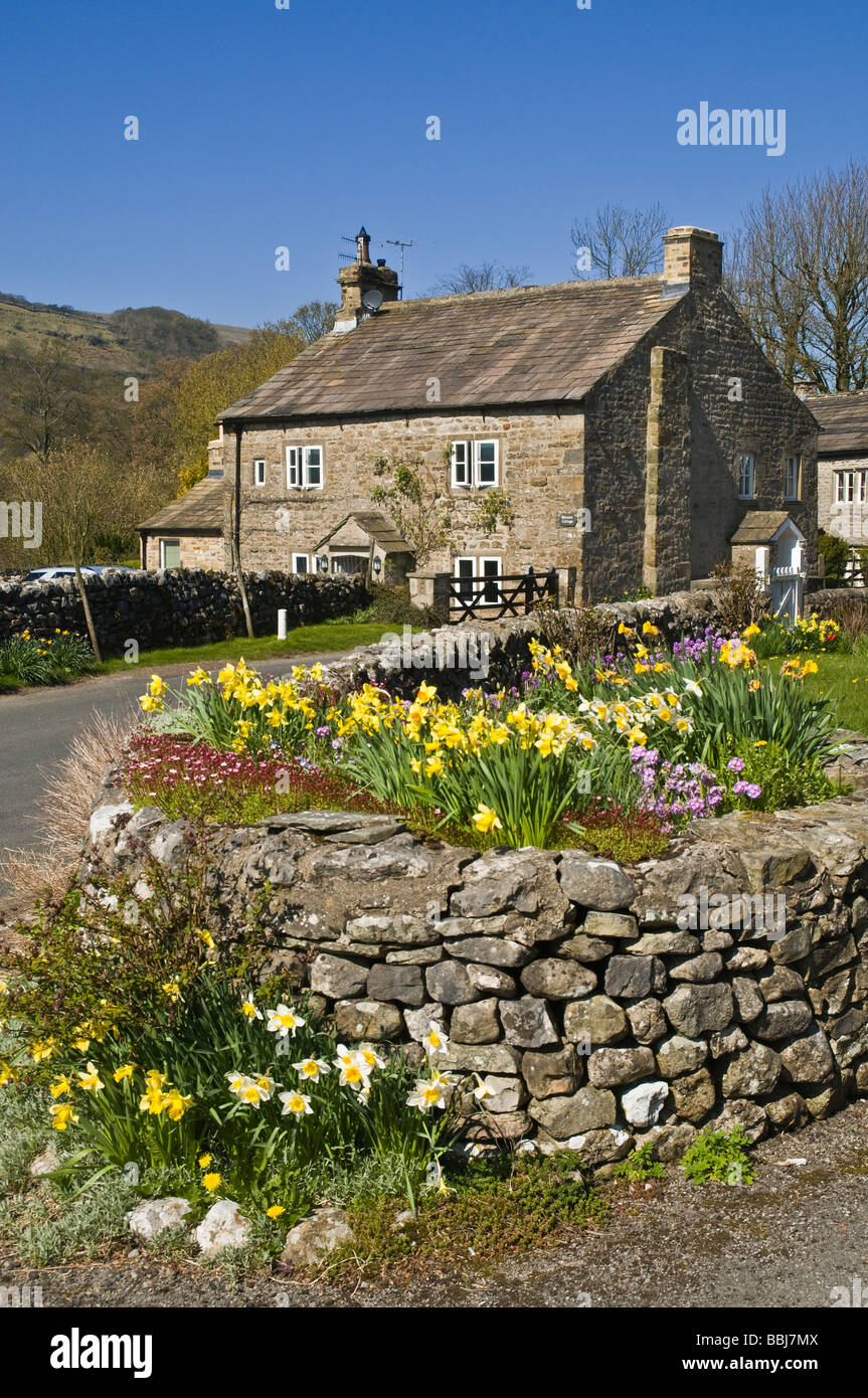 dh Yorkshire Dales National Park WHARFEDALE NORTH YORKSHIRE English Village flowers cottage spring daffodils uk villages house rural England country Stock Photo