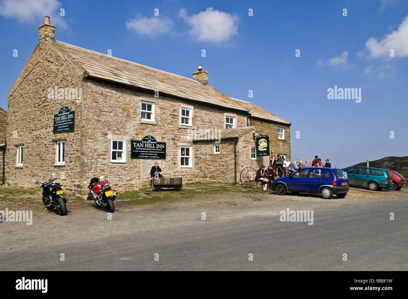 dh  TAN HILL NORTH YORKSHIRE Highest Inn in Britain Yorkshire Dales National Park pub tavern english uk pennines summer pubs exterior stone Stock Photo